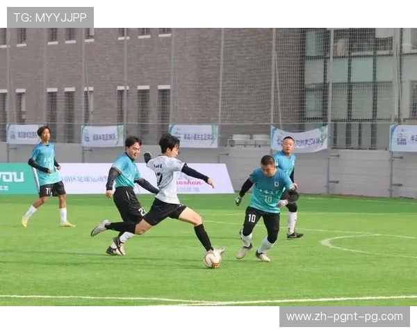 青岛队足球场上的团队凝聚力特训 见证球员们如何在挑战中共同成长